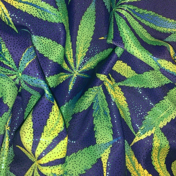 Very cute hooded glitter pot-leaf rave top! One Size, I wear M/L. - Picture 2 of 5